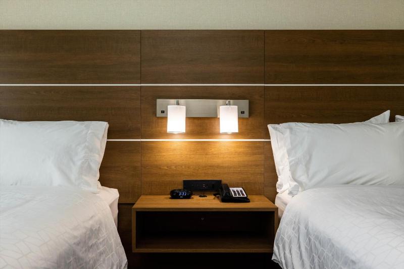 Standard Queen Room with Two Queen Beds image 2