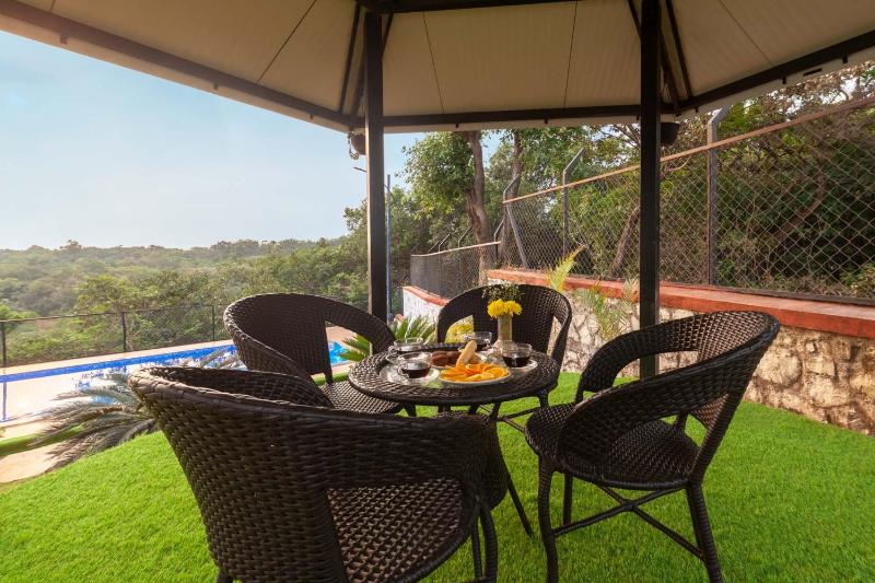 Emerald Greens by VEO StayVista - 3BHK Villa with Sauna & Private Pool - image 32