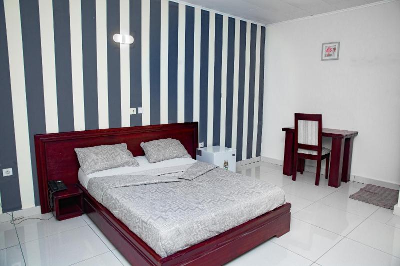 Deluxe Room (2 Adults + 1 Child) image 2
