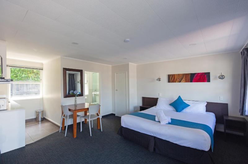Lake Breeze Motel - image 47
