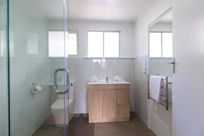 Lake Breeze Motel - image 10