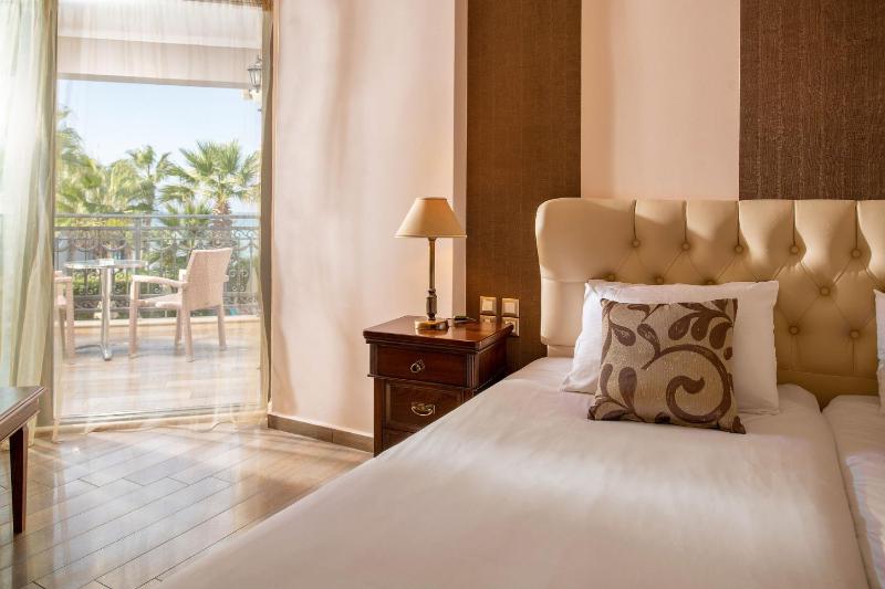 Junior Suite with Pool and Sea View image 2