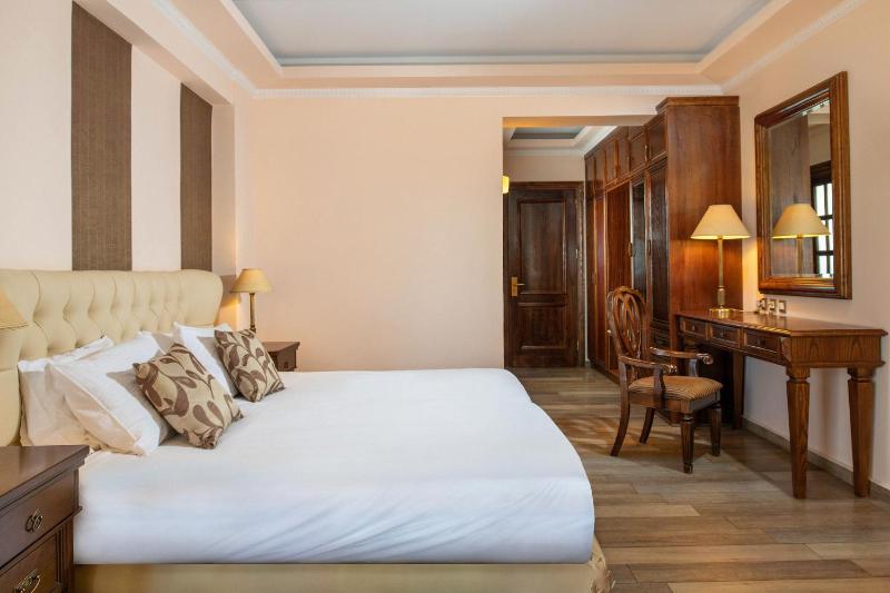 Junior Suite with Pool and Sea View image 3