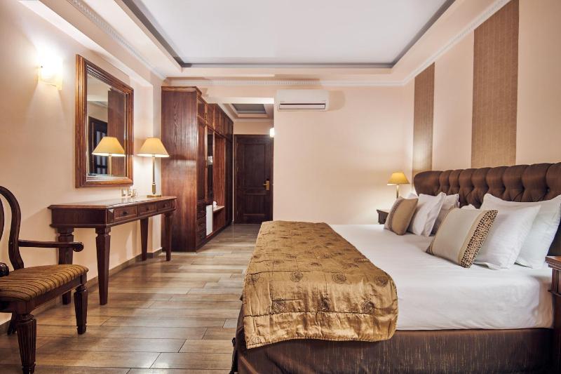 Junior Suite with Pool and Sea View image 4