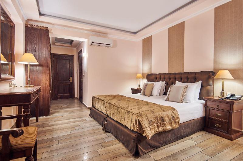 Junior Suite with Pool and Sea View image 1