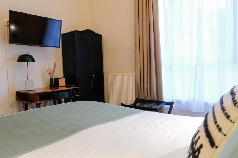 Double Room with City View image 3
