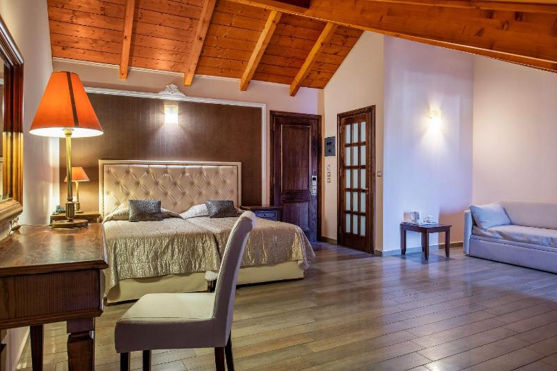 Attic Suite with Pool and Side Sea View image 4