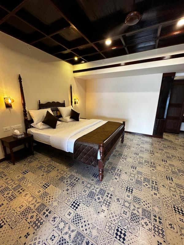 Deluxe King Room image 2