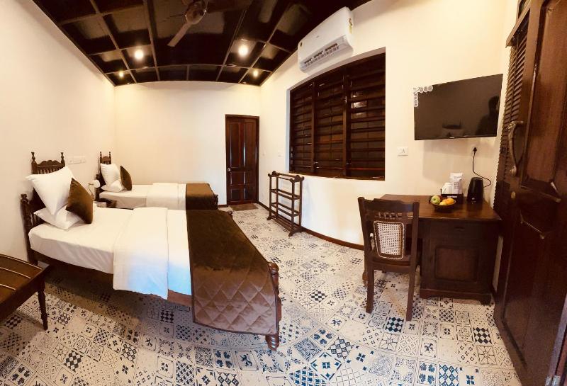 Deluxe Twin Room image 2