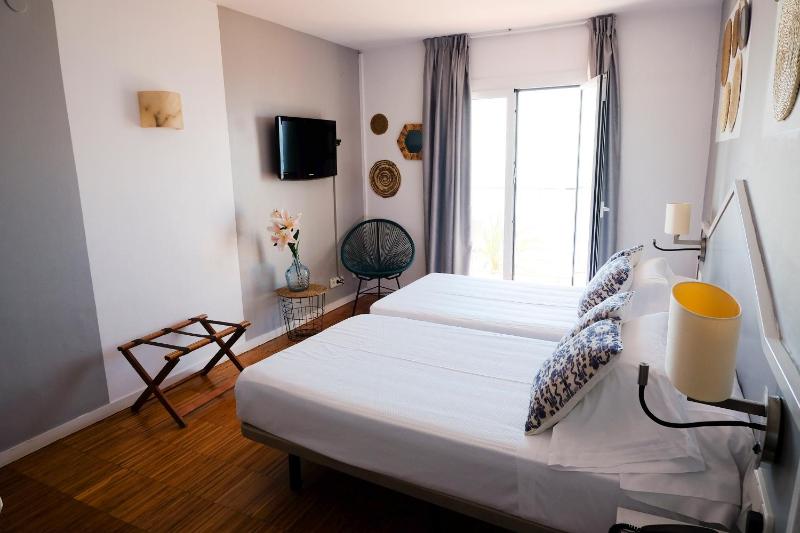 Double or Twin Room with Sea View image 4
