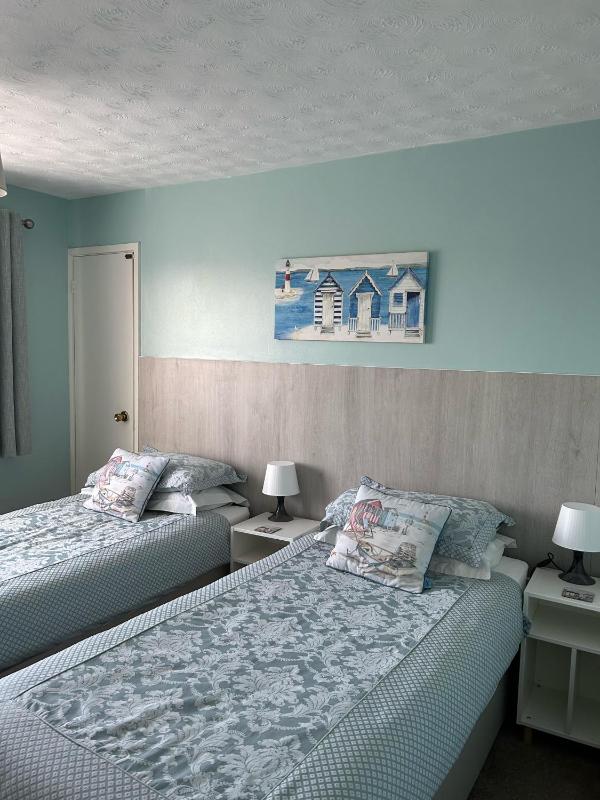 Standard Twin Room image 1