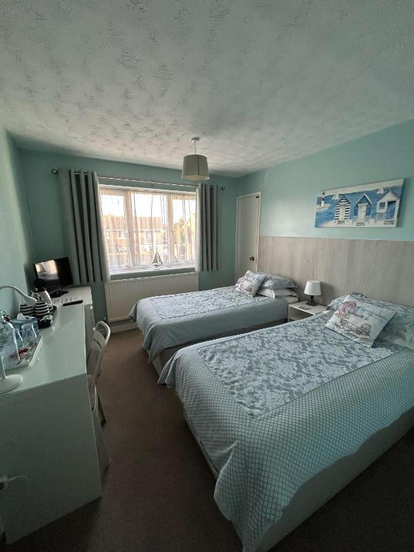 Standard Twin Room image 2