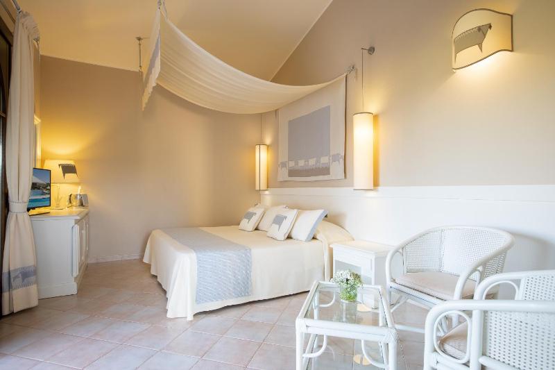 Standard Double Room with Garden View image 4