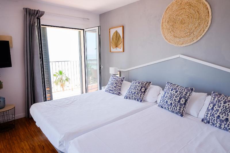 Superior Double or Twin Room with Sea View image 1