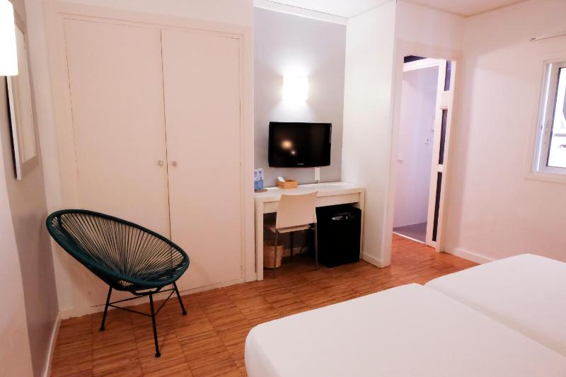 Double or Twin Room image 4