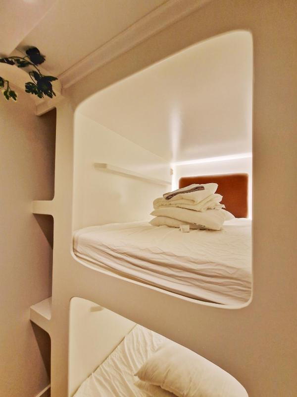 Bed in 6-Bed Mixed Dormitory Room image 4