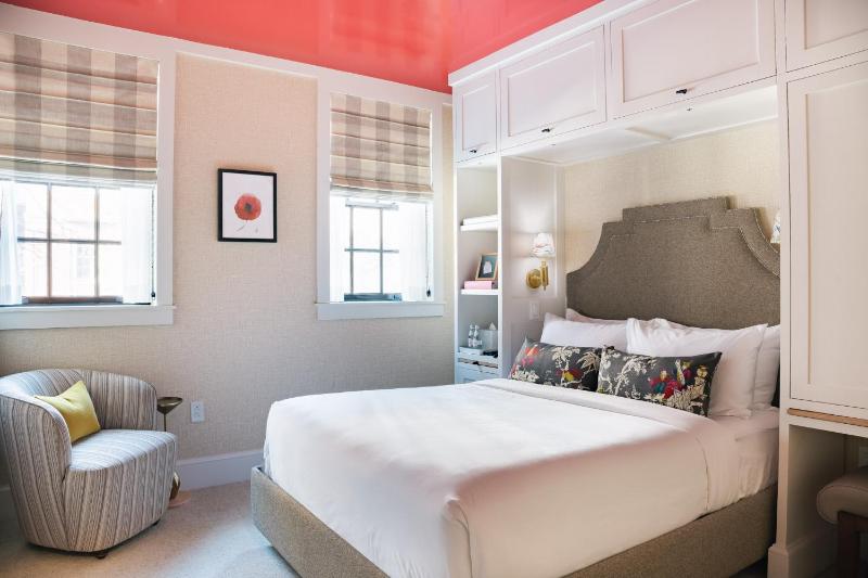 Queen Room image 3