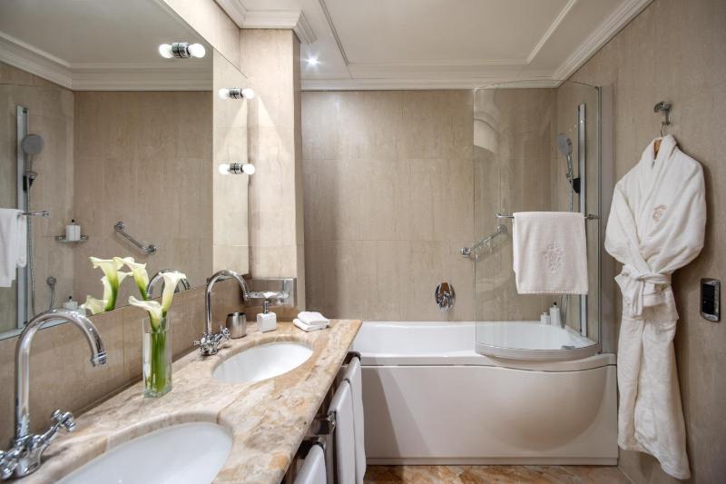 Deluxe Executive Double with Lake View image 3