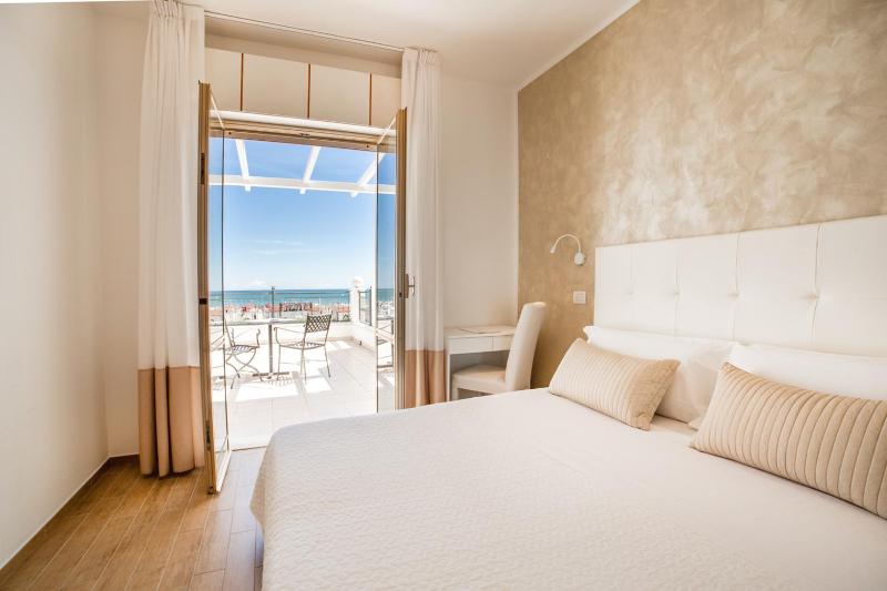 Double Room with Balcony and Sea View image 4