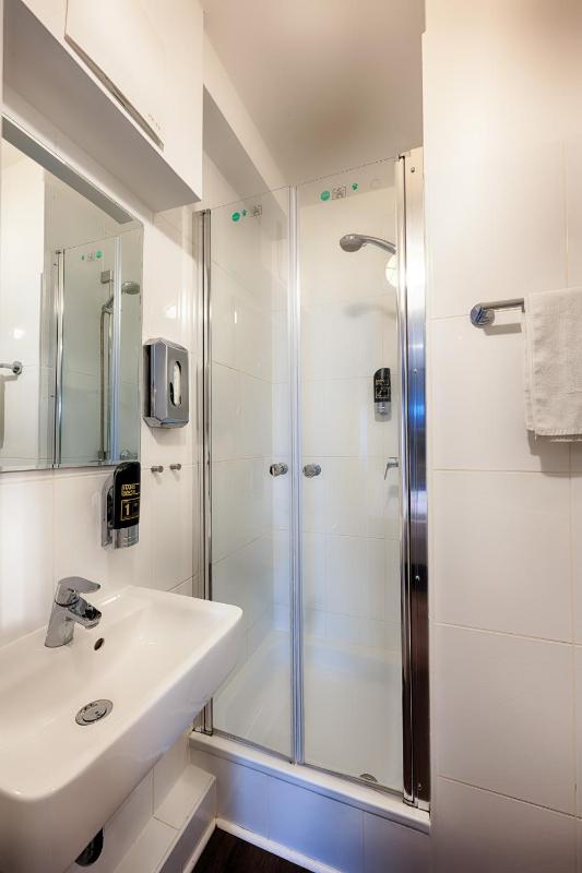 Deluxe Double Room with Balcony image 4
