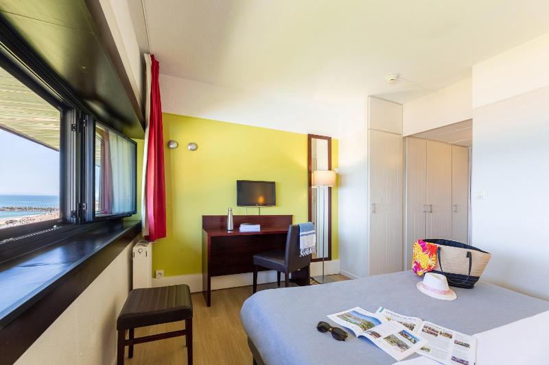 Double Room with Sea View image 4