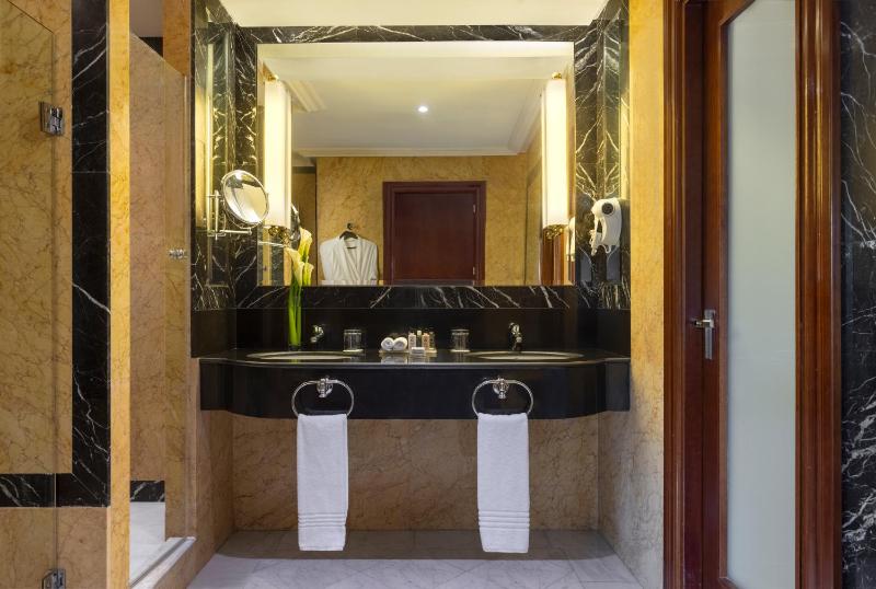 Presidential Suite with Club Lounge Access and Castellana View image 4