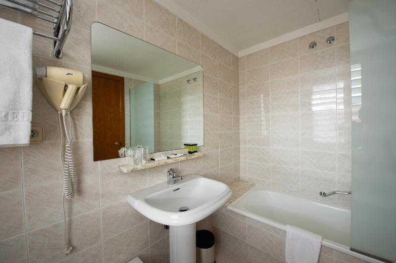 Twin Room image 2