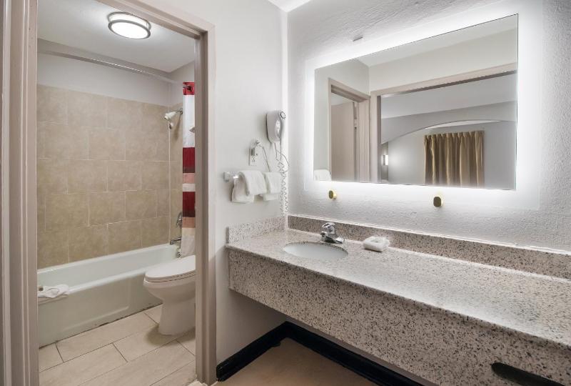 Deluxe Room with Two Queen Beds Non-Smoking image 2