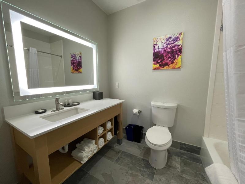 Efficiency King Room - Non-Smoking image 2