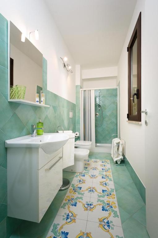 Two-Bedroom House image 4