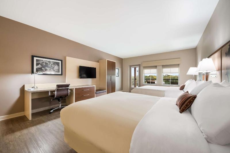 Suite with Two Queen Beds and Balcony image 3