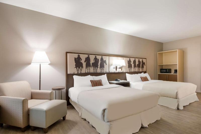 Queen Suite with Two Queen Beds - Disability Access image 4