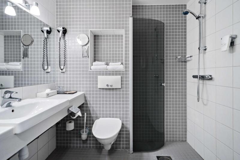 Standard King Room image 4