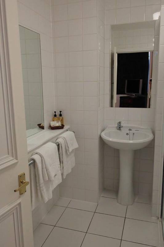 Twin Room image 4