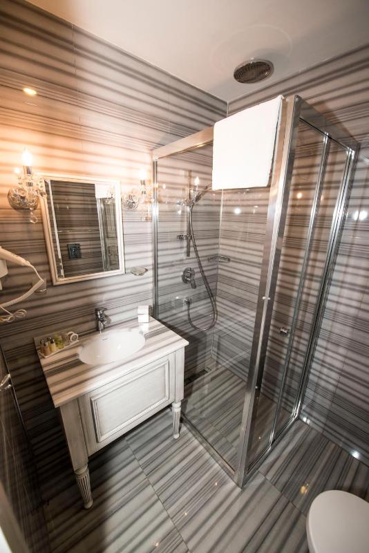 Standard Double Room image 3