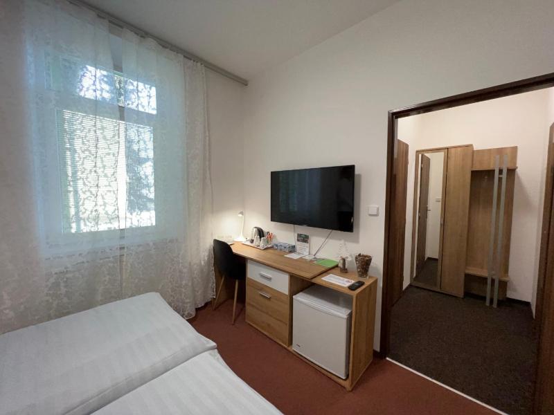 Standard Double Room image 3