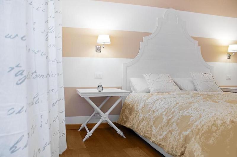 Superior King Room image 4