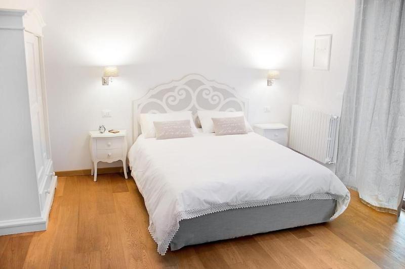 Deluxe Double Room with Balcony image 2