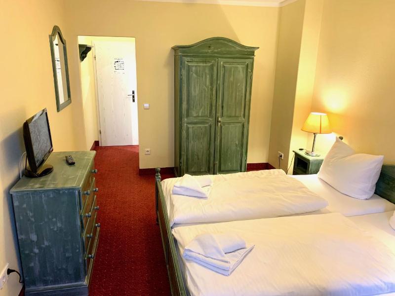Small Double Room image 3