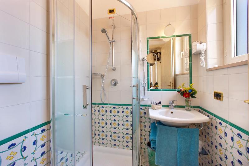 Classic Double Room image 4