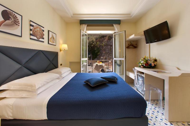 Superior Double Room with Balcony image 4