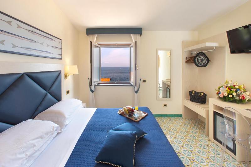 Superior Double Room with Sea View image 1