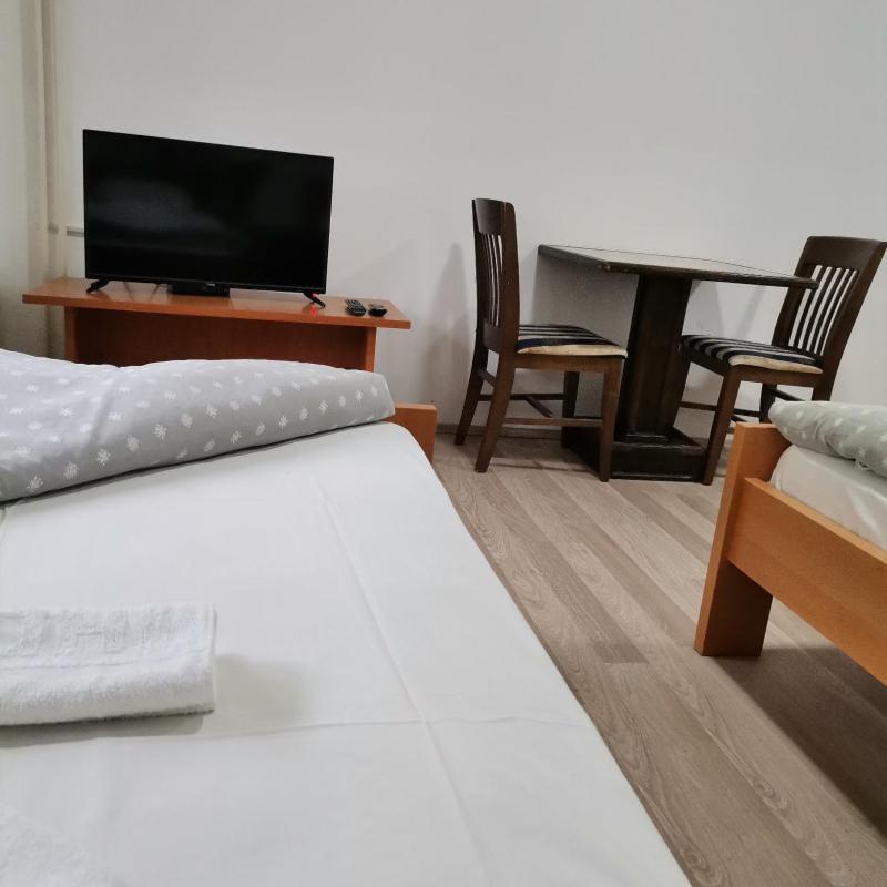 Triple Room with Private Bathroom image 3