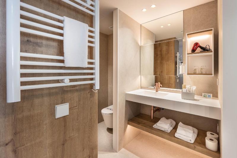 Premium Double or Twin Room with Lateral Sea View and Spa Access image 4