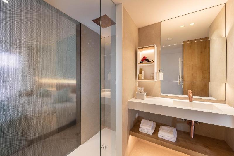 Premium Double or Twin Room with Lateral Sea View and Spa Access image 3