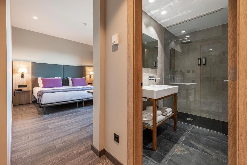 Double Room with City View and Window image 4
