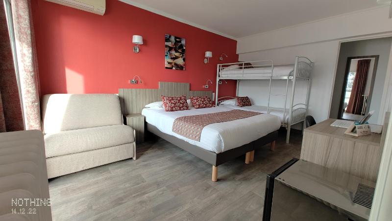 Logis Hôtel Les Bleuets - image 7