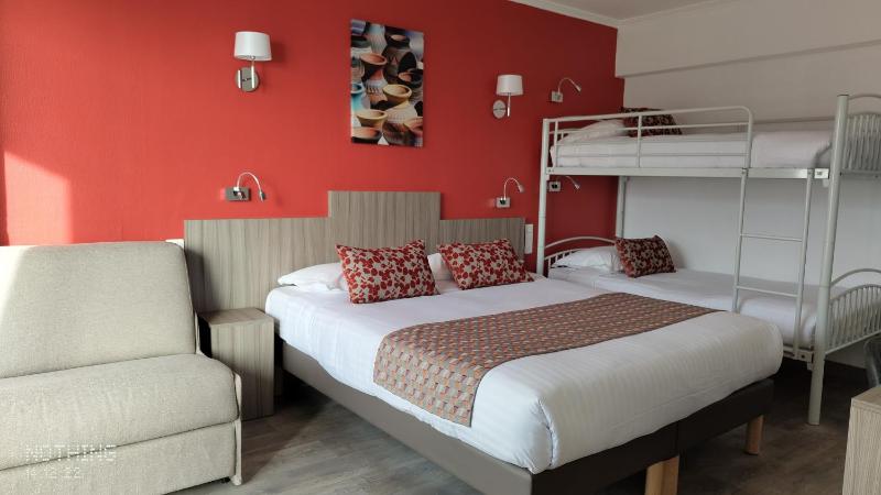 Superior Quadruple Room with Sea View image 4