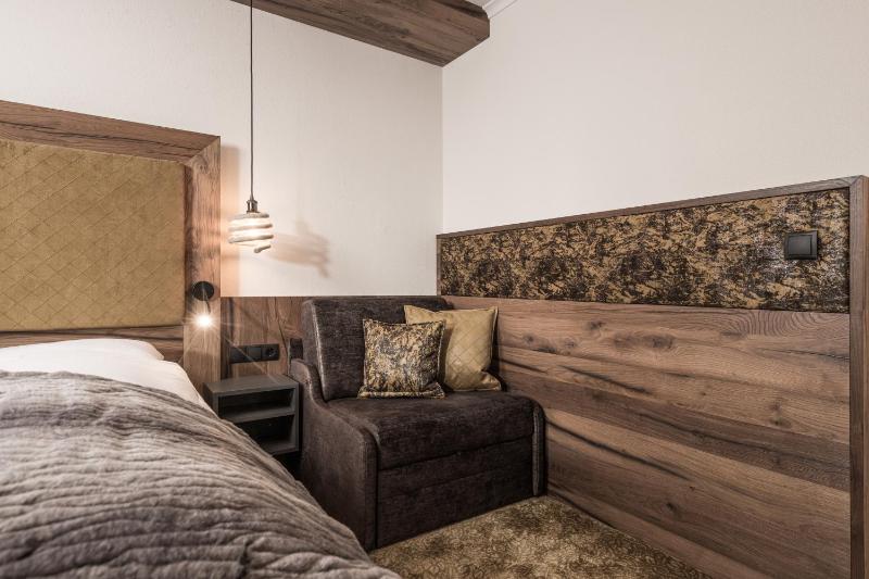 Standard Double Room with Balcony image 4