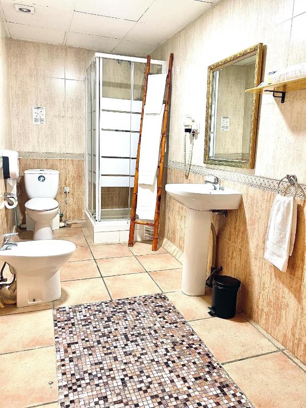 Quadruple Room with Private Bathroom image 2